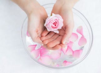 Aprovecha las bondades rejuvenecedoras del agua de rosas agua de rosas